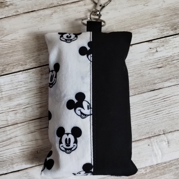 Travel tissue holder with tissues - Picture 2 of 4